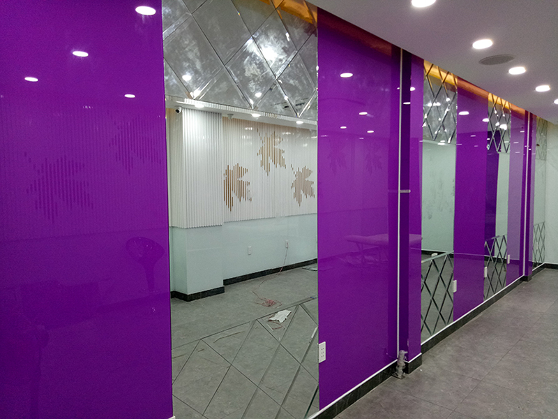 Kính thủy trắng kết hợp với kính sơn tạo vách tường trang trí