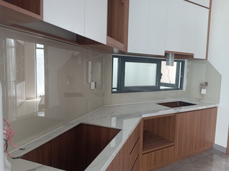 Kính ốp bếp màu xanh ngọc trơn cho không gian hiện đại