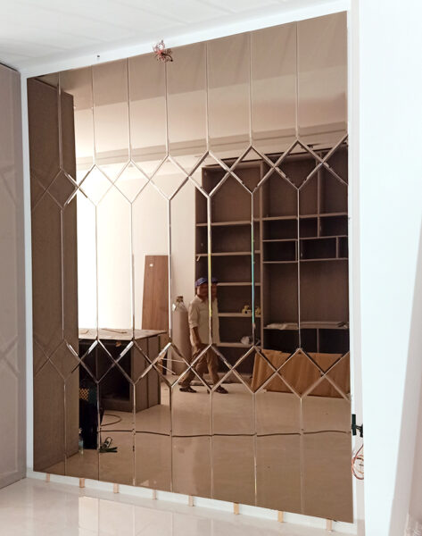 Gương trang trí màu trà giúp căn phòng trở nên ấm áp và hiện đại