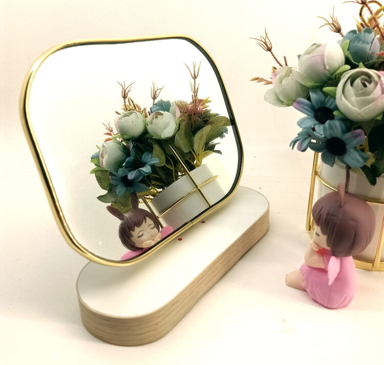 Gương soi trang điểm