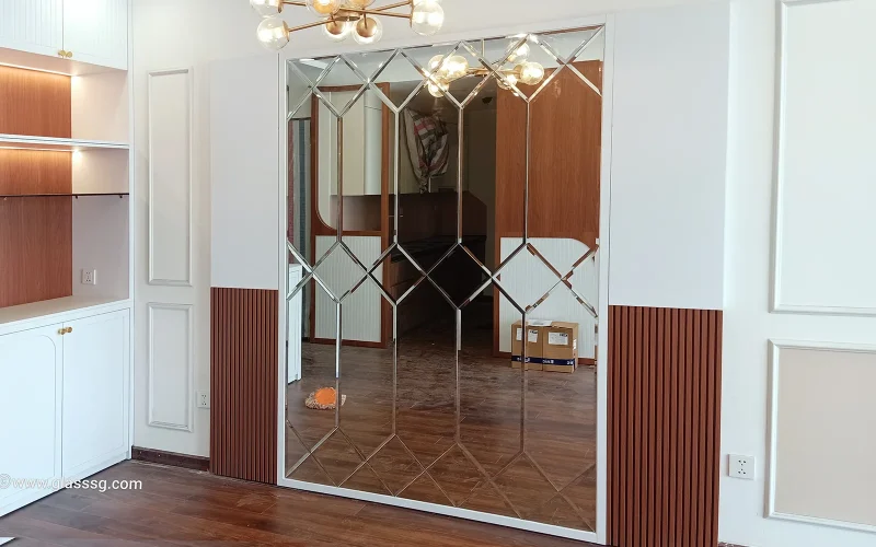 Gương ghép nghệ thuật phòng khách với thiết kế mài vát hiện đại thi công thực tế tại TPHCM.