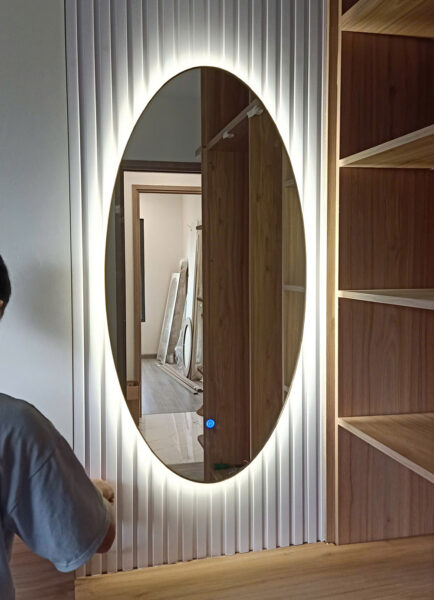Gương đèn LED oval treo tường – Trang trí nội thất cao cấp Gương đèn LED oval treo tường ánh sáng viền, thiết kế hiện đại