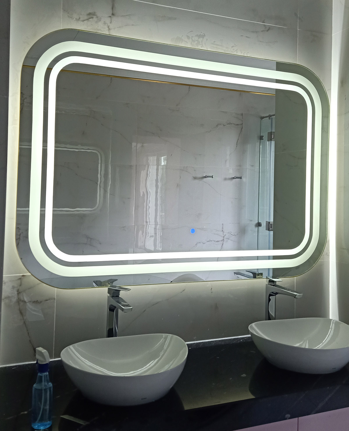 Gương đèn LED phòng tắm hình chữ nhật bo góc, ánh sáng trắng hiện đại