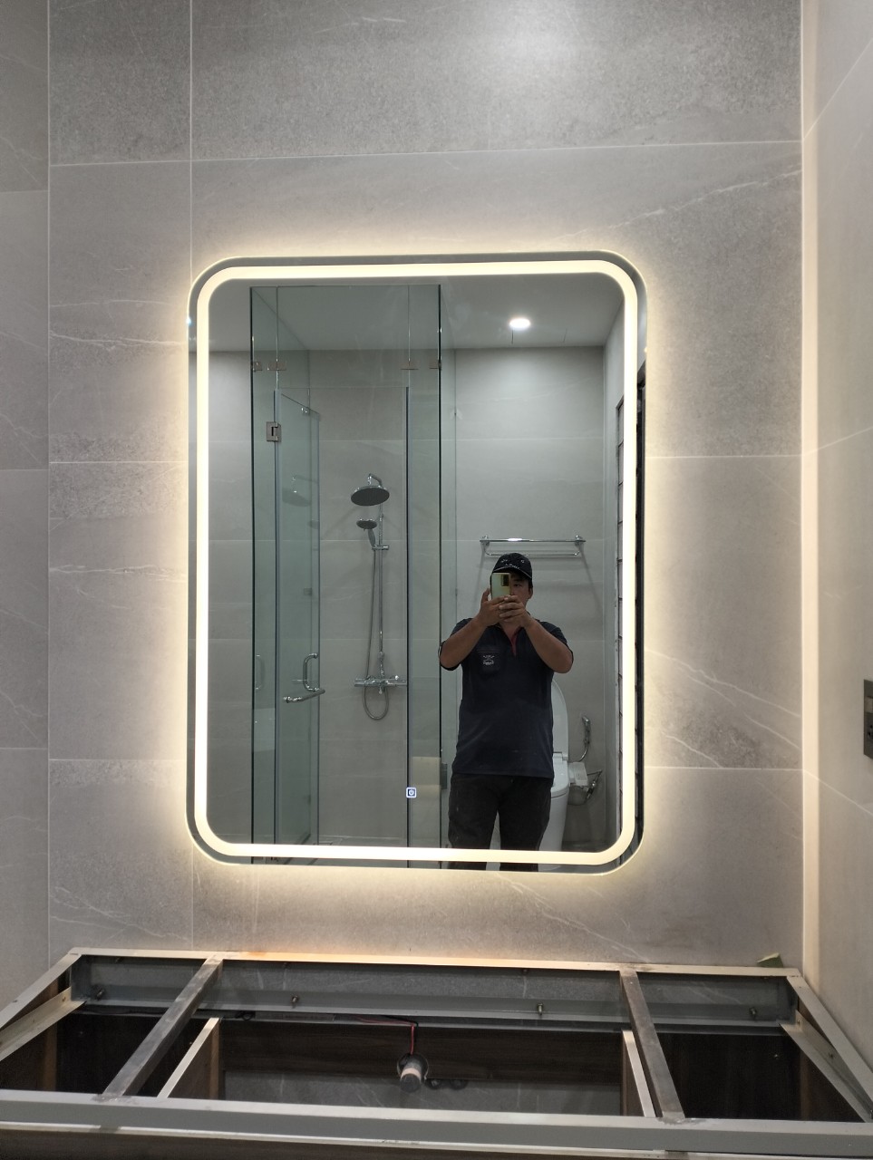 Gương đèn LED phòng tắm bo góc tròn – Thiết kế hiện đại, ánh sáng đều Gương đèn LED phòng tắm cao cấp viền bo góc tròn ánh sáng trắng hiện đại