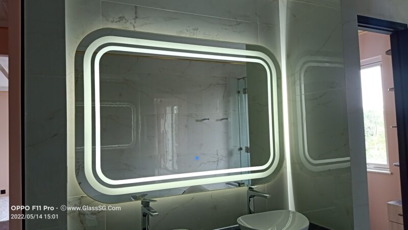 Gương đèn LED phòng tắm hiện đại với viền sáng đôi sang trọng.