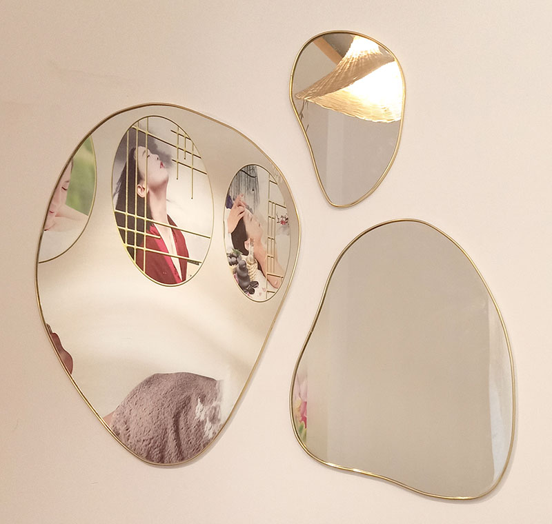 Gương trang trí nội thất hình dáng tự do viền kim loại mạ vàng nghệ thuật
