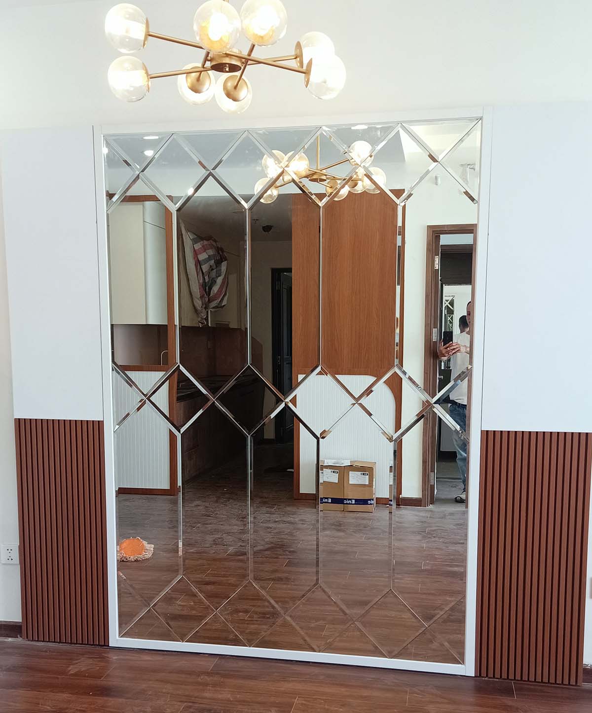 Gương trang trí vách ngăn phòng khách họa tiết hình học hiện đại