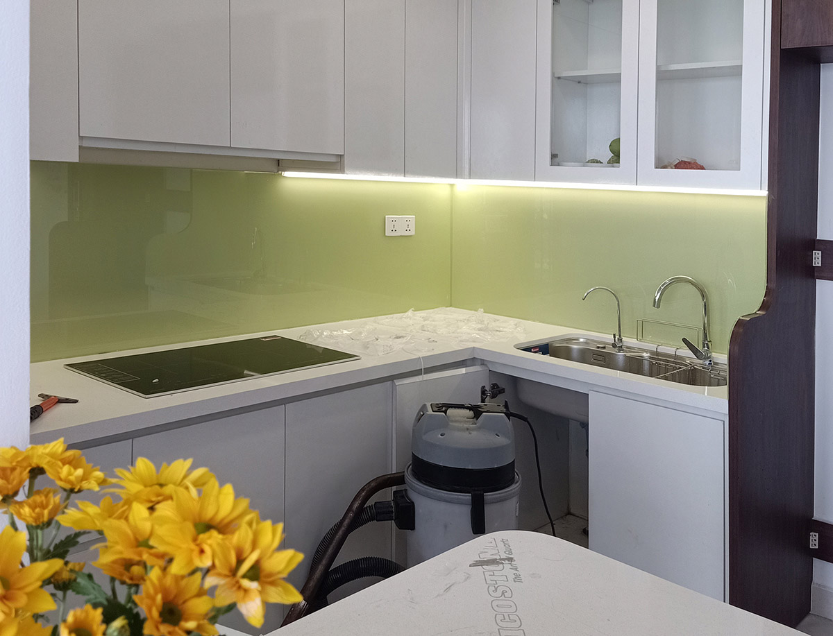 Kính bếp SG màu xanh nhạt cường lực ốp bếp hiện đại, chịu nhiệt, dễ vệ sinh