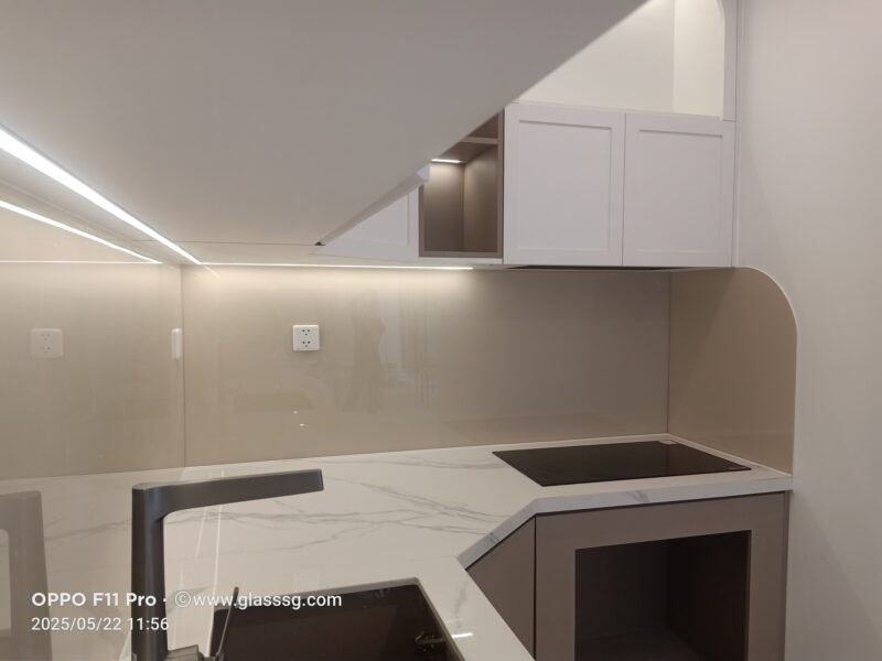 Kính màu ốp bếp có bền không – Giải pháp kính cường lực sơn chịu nhiệt Kính màu ốp bếp có bền không? Kính cường lực sơn chịu nhiệt bền màu, không bong tróc khi sử dụng lâu dài