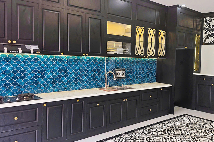 Kính ốp bếp in UV họa tiết vảy cá màu xanh, tủ bếp gỗ phong cách cổ điển tại TP.HCM