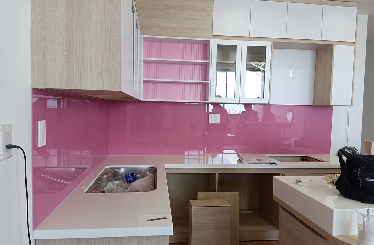 Kính ốp bếp màu hồng hiện đại, bề mặt bóng sang trọng