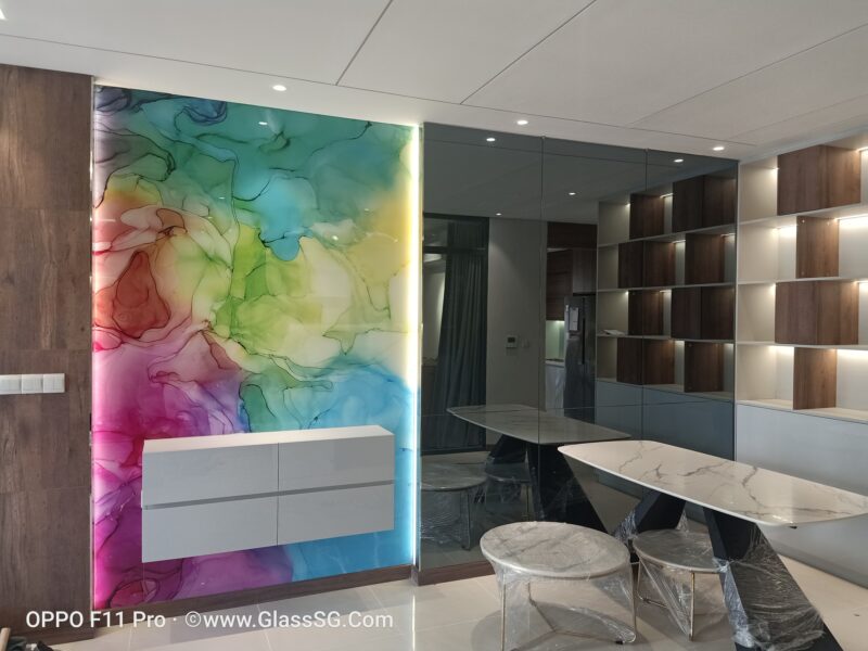Kính ốp tường nghệ thuật Art Glass với họa tiết màu loang trang trí phòng khách hiện đại.