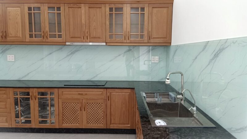 Kính ốp bếp vân đá giả marble sang trọng, bền đẹp theo thời gian