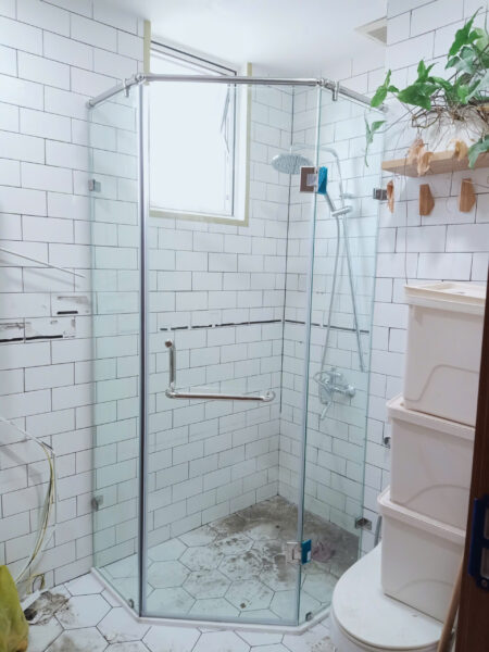 Mẫu vách kính phòng tắm vát góc 135 độ kết hợp gạch ốp tường thẻ trắng hiện đại