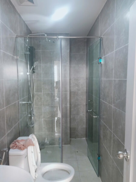 Mẫu vách kính nhà tắm thẳng mở 180 độ hiện đại sử dụng kính cường lực